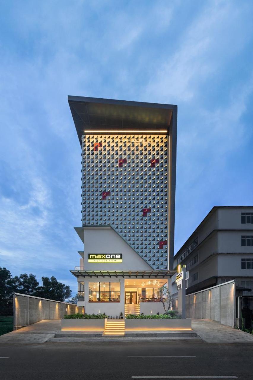 Maxonehotels At Kota Harapan Indah-Bekasi Exterior foto